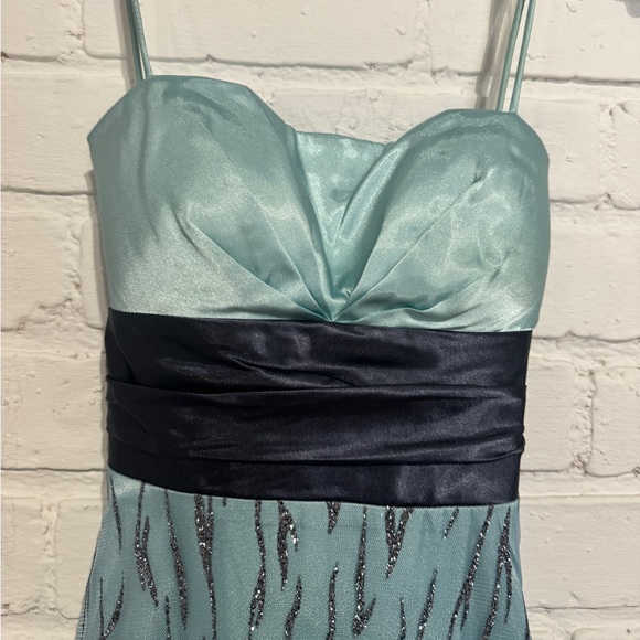 JUNIORS PROM DRESS - Picture 7 of 11